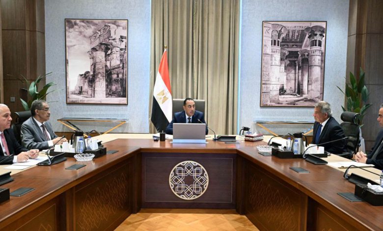 رئيس الوزراء يعقد اجتماعا لمتابعة تنفيذ تكليفات فخامة الرئيس بشأن الإعلام