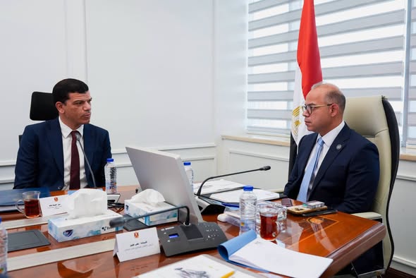 وزير الاستثمار والتجارة الخارجية يلتقي مؤسس شركة EVRAID دعمًا للشركات الناشئة التي توطن تكنولوجيا المركبات الكهربائية