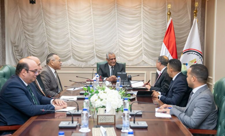 وزير الدولة للإنتاج الحربي يبحث مع "تاليس" توطين تكنولوجيا صناعة مكونات أجهزة الاتصالات