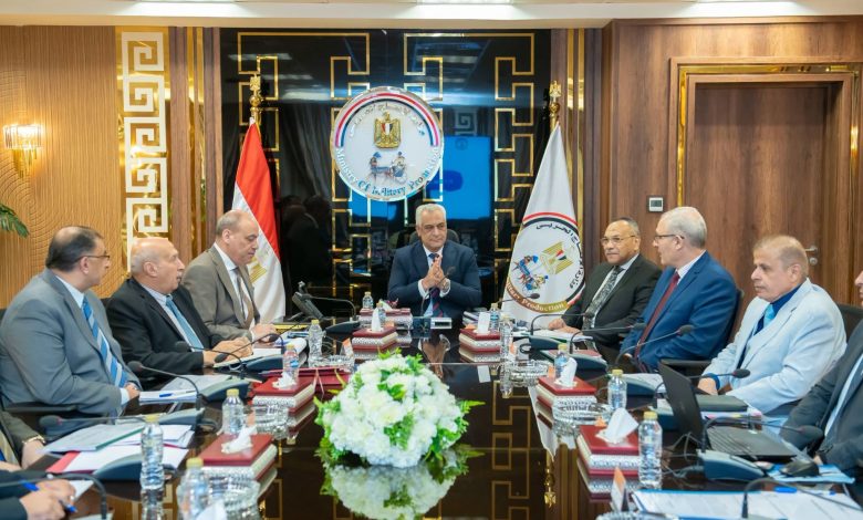 وزير الدولة للإنتاج الحربي يترأس اجتماع اللجنة العليا للقيادات لمتابعة منظومة التدريب ويؤكد: تأهيل الكوادر الفنية والقيادية أولوية لدعم التطوير وزيادة الإنتاجية