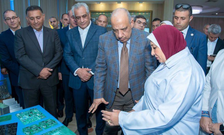 وزير الدولة للإنتاج الحربي يستقبل وزير الكهرباء والطاقة المتجددة ومحافظ القليوبية في "بنها للصناعات الإلكترونية" لتفقد خطوط الإنتاج وبحث سبل تعزيز التعاون المشترك في المجالات البحثية والطاقة المتجددة