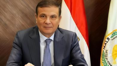 وزير الزراعة ومحافظ البحيرة يشاركان المزارعين حصاد الذرة بأبو المطامير