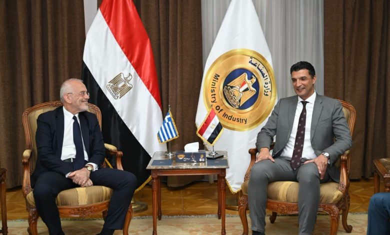 وزير الصناعة يبحث مع سفير اليونان لدى مصر فرص تعزيز الشراكة الصناعية بين البلدين