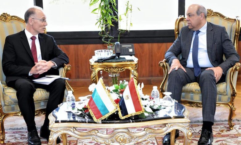 وزير الطيران المدني يستقبل سفير بلغاريا لبحث سُبل التعاون المشترك في مجال النقل الجوي