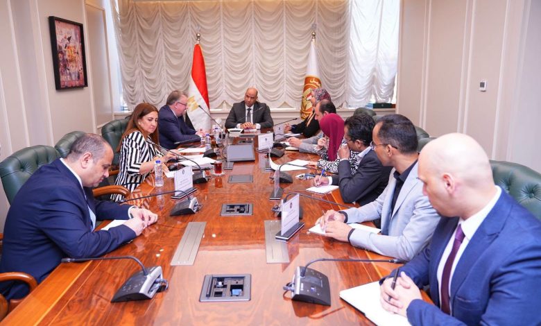 وزير العمل يبحث مع وفد "العمل الدولية" خارطة الطريق والفترة الزمنية للتعاون في إعداد مشروع قانون العمالة المنزلية