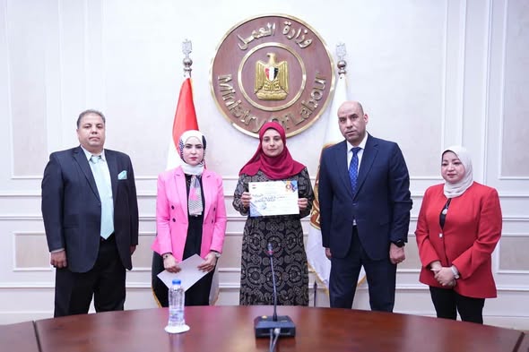 وزير العمل يفتح آفاق العمل الحر أمام السيدات المعيلات بتسليم ماكينات خياطة وحقائب أدوات مهنية