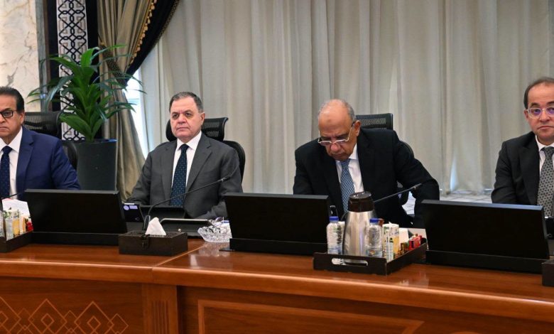 وزير الكهرباء والطاقة المتجددة يستعرض القدرات الحالية والمُخططة من الطاقات المتجددة