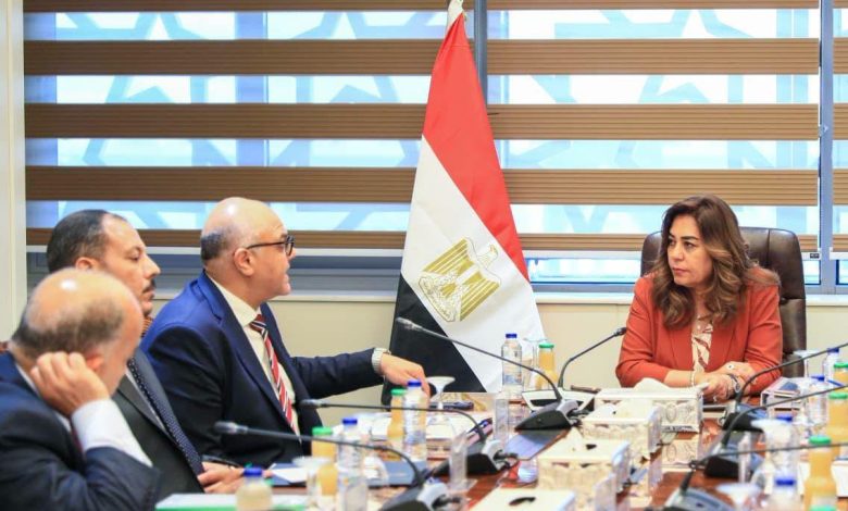 وزيرة التنمية المحلية والبيئة تتابع مع محافظ الإسكندرية جهود تحسين مستوي النظافة