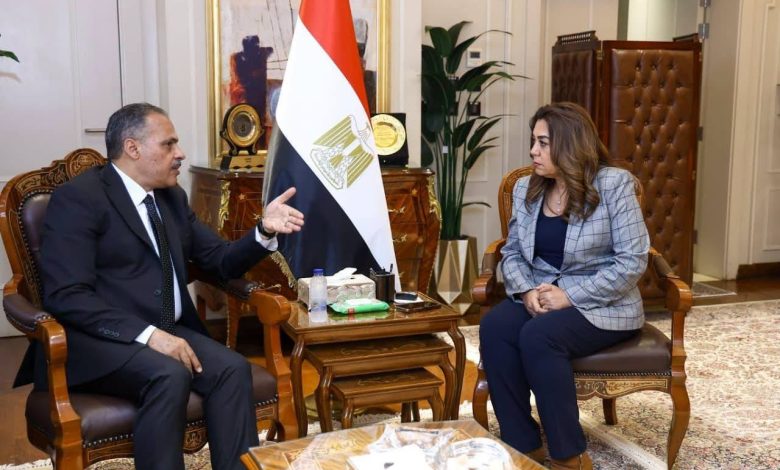 وزيرة التنمية المحلية والبيئة تعقد اجتماعا مع محافظ الشرقية لمتابعة الوضع الراهن لمنظومة المخلفات