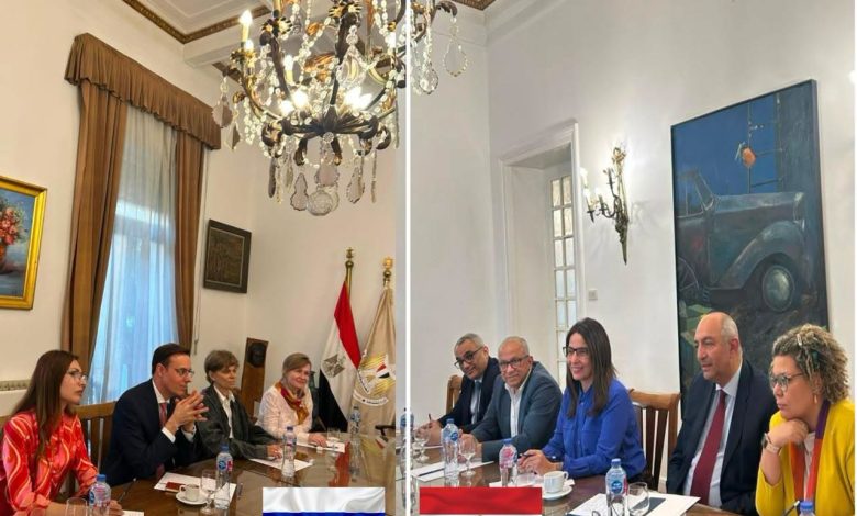 وزيرة الثقافة تبحث إقامة معارض للفن التشكيلي بمتحف «بوشكين» الروسي