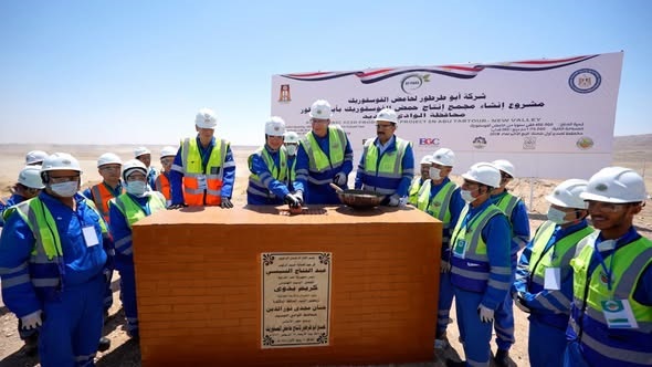 "وزير البترول" و"محافظ الوادي الجديد" يضعان حجر الأساس لأول مجمع صناعي لإنتاج حامض الفوسفوريك من خام الفوسفات بأبوطرطور