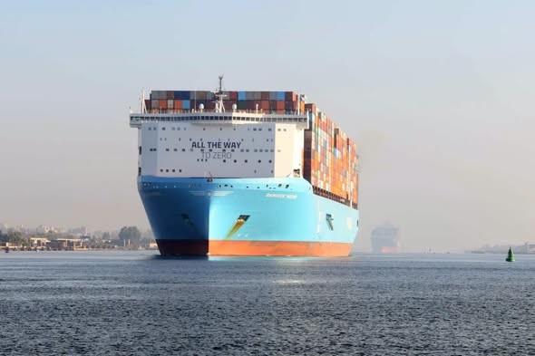ربيع: "قناة السويس تشهد العبور الأول لسفينة الحاويات BANGKOK MAERSK ضمن قافلة الشمال بحمولة 190 ألف طن"