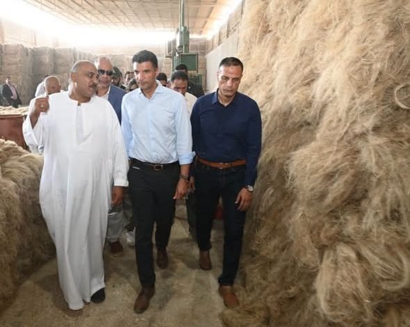 وزير الصناعة يختتم زيارته لمحافظة الغربية بتفقد مصنعين لغزول الكتان ومشتقاته بقرية شبرا ملس