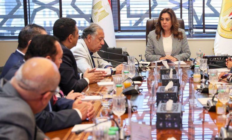 د. منال عوض تناقش مع رئيس غرفة الصناعات الكيماوية تعزيز صناعة تدوير المخلفات والاستفادة من الحمأة
