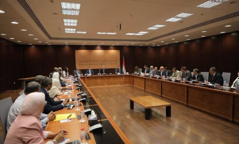 فتحي يعقد اجتماعاً موسعاً مع عدد من قيادات الوزارة والمجلس الأعلى للآثار لبحث تحديات العمل وفرص تطوير الأداء المؤسسي
