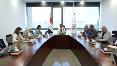وزير الصحة يبحث مع مديرة التعليم المستمر بمجموعة «سان دوناتو» الإيطالية مستجدات تطوير مستشفى هليوبوليس الجديدة عقد الدكتور خالد عبدالغفار، وزير الصحة والسكان، اجتماعاً مع الدكتورة فيرديانا موراندو، مديرة التعليم المستمر بمجموعة «سان دوناتو» الإيطالية، بمقر الوزارة بمدينة العلمين الجديدة، لبحث مستجدات التعاون بشأن مشروع تطوير وتشغيل مستشفى هليوبوليس الجديدة التابعة للهيئة العامة للتأمين الصحي، ومناقشة التصور المقترح لتعزيز قدراتها التشغيلية والخدمات الطبية المقدمة للمرضى. وأكد الوزير أهمية تطوير المنشآت الصحية ورفع كفاءتها التشغيلية بما يضمن الاستفادة المثلى من الإمكانات والبنية التحتية المتاحة، مشيراً إلى حرص الوزارة على الاستفادة من الخبرات الدولية المتخصصة وتطبيق أفضل النماذج في تطوير وإدارة وتشغيل المنشآت الصحية بما يدعم الارتقاء بمستوى الخدمات الطبية المقدمة للمواطنين. وأوضح الدكتور حسام عبدالغفار، المتحدث الرسمي لوزارة الصحة والسكان، أن الاجتماع تناول مستجدات المشروع واستعراض الوضع الحالي للمستشفى والإمكانات المتاحة بها، إلى جانب مناقشة سبل تطوير البنية التحتية ورفع كفاءة التشغيل وتعزيز الاستفادة من مختلف التخصصات والخدمات الصحية، ودراسة آليات التشغيل التي تتيح تعظيم الاستفادة من موارد المستشفى بما ينعكس على جودة الخدمات المقدمة للمرضى. واختُتم الاجتماع بالتأكيد على مواصلة التنسيق والتعاون بين الجانبين لاستكمال الدراسات والتصورات الخاصة بالمشروع والوصول إلى النموذج الأمثل لتطوير وتشغيل مستشفى هليوبوليس الجديدة، بما يدعم جهود الدولة في تطوير المنشآت الصحية وتعزيز جودة وكفاءة الخدمات الطبية. عرض أقل