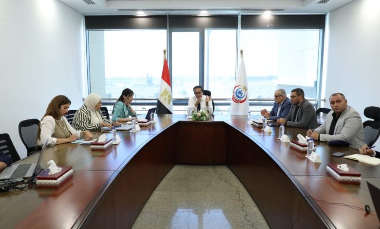 وزير الصحة يبحث مع مديرة التعليم المستمر بمجموعة «سان دوناتو» الإيطالية مستجدات تطوير مستشفى هليوبوليس الجديدة عقد الدكتور خالد عبدالغفار، وزير الصحة والسكان، اجتماعاً مع الدكتورة فيرديانا موراندو، مديرة التعليم المستمر بمجموعة «سان دوناتو» الإيطالية، بمقر الوزارة بمدينة العلمين الجديدة، لبحث مستجدات التعاون بشأن مشروع تطوير وتشغيل مستشفى هليوبوليس الجديدة التابعة للهيئة العامة للتأمين الصحي، ومناقشة التصور المقترح لتعزيز قدراتها التشغيلية والخدمات الطبية المقدمة للمرضى. وأكد الوزير أهمية تطوير المنشآت الصحية ورفع كفاءتها التشغيلية بما يضمن الاستفادة المثلى من الإمكانات والبنية التحتية المتاحة، مشيراً إلى حرص الوزارة على الاستفادة من الخبرات الدولية المتخصصة وتطبيق أفضل النماذج في تطوير وإدارة وتشغيل المنشآت الصحية بما يدعم الارتقاء بمستوى الخدمات الطبية المقدمة للمواطنين. وأوضح الدكتور حسام عبدالغفار، المتحدث الرسمي لوزارة الصحة والسكان، أن الاجتماع تناول مستجدات المشروع واستعراض الوضع الحالي للمستشفى والإمكانات المتاحة بها، إلى جانب مناقشة سبل تطوير البنية التحتية ورفع كفاءة التشغيل وتعزيز الاستفادة من مختلف التخصصات والخدمات الصحية، ودراسة آليات التشغيل التي تتيح تعظيم الاستفادة من موارد المستشفى بما ينعكس على جودة الخدمات المقدمة للمرضى. واختُتم الاجتماع بالتأكيد على مواصلة التنسيق والتعاون بين الجانبين لاستكمال الدراسات والتصورات الخاصة بالمشروع والوصول إلى النموذج الأمثل لتطوير وتشغيل مستشفى هليوبوليس الجديدة، بما يدعم جهود الدولة في تطوير المنشآت الصحية وتعزيز جودة وكفاءة الخدمات الطبية. عرض أقل