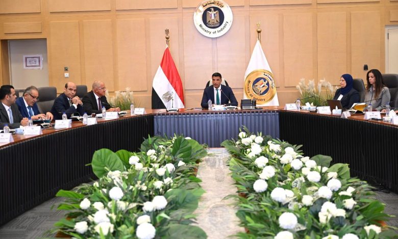وزير الصناعة يترأس الاجتماع الأول للجنة تفضيل المنتج الصناعي المصري ويضع خارطة طريق تفضيل المنتجات المصرية في العقود الحكومية