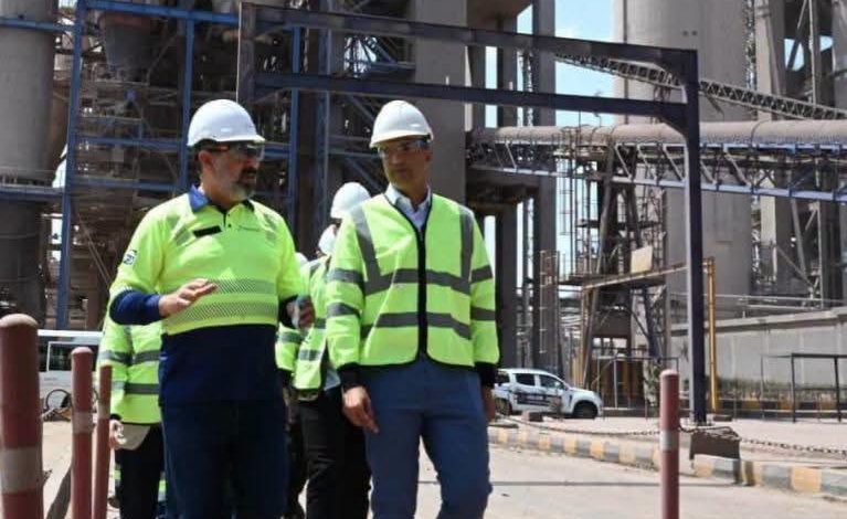 وزير الصناعة يتفقد مصنع شركة هولسيم مصر للأسمنت (لافارج سابقاً) بالعين السخنة