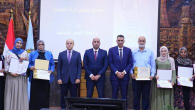 وزير العمل ومحافظ الغربية يسلّمان عقود عمل وشهادات تدريب.. ويدعمان التمكين الاقتصادي للمرأة..
