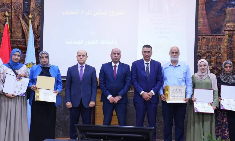 وزير العمل ومحافظ الغربية يسلّمان عقود عمل وشهادات تدريب.. ويدعمان التمكين الاقتصادي للمرأة..