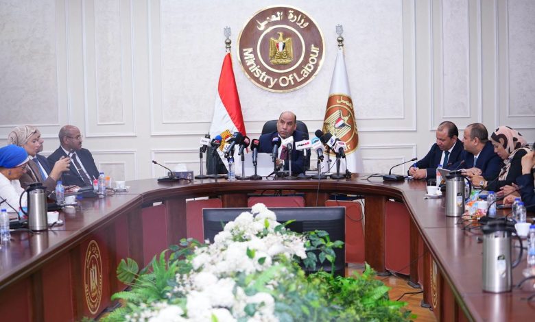وزير العمل يعقد مؤتمرًا صحفيًا.. ويُطلق القواعد العامة للائحة تنظيم العمل بشركات القطاع الخاص..