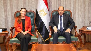 وزير العمل يلتقي رئيسة مجموعة النساجون الشرقيون