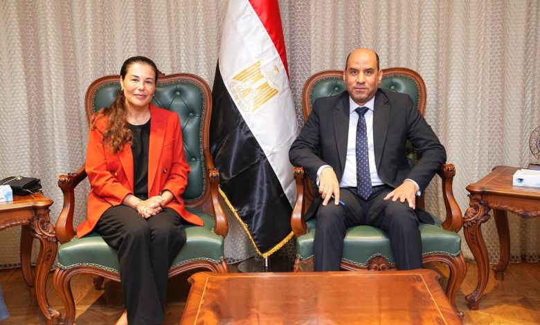 وزير العمل يلتقي رئيسة مجموعة النساجون الشرقيون