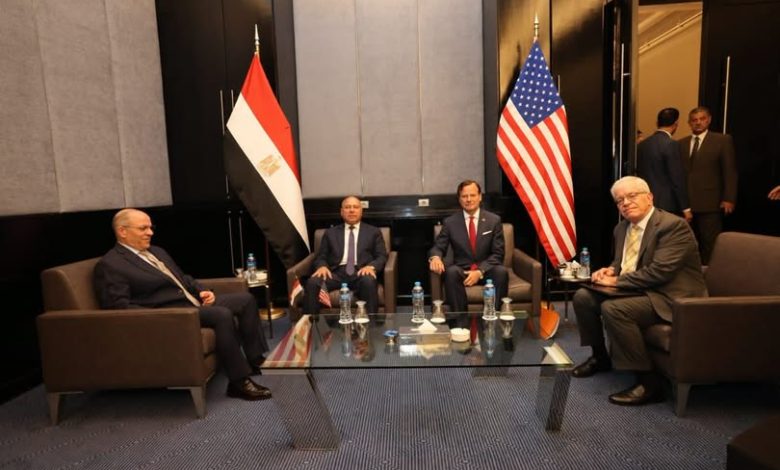 وزير النقل يجري مباحثات هامة مع نائب مساعد وزير التجارة الأمريكي
