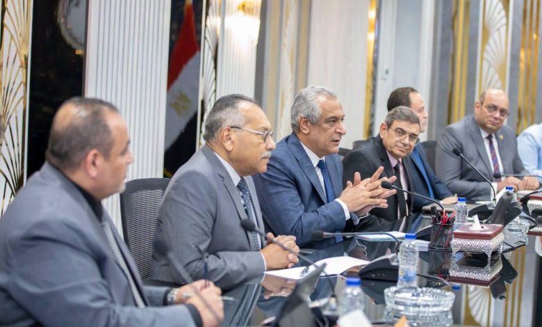 وزيرا "الإنتاج الحربي" و"الاستثمار والتجارة الخارجية" يبحثان سبل تعزيز التعاون المشترك لدفع عجلة التنمية وتوفير بيئة جاذبة للاستثمارات المحلية والأجنبية