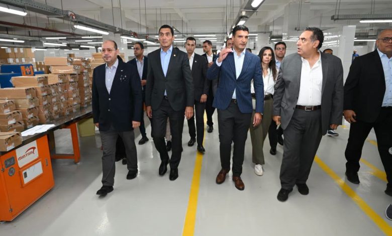 وزيرا الصناعة والشباب يتفقدان مصنع شركة مينترا لإنتاج الأحذية والحقائب الرياضية في المنطقة الحرة بمدينة نصر