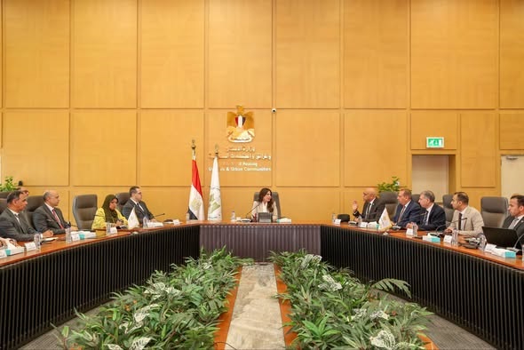 وزيرة الإسكان تلتقي مسئولي «مواصلات مدن مصر» لبحث تطوير منظومة النقل الجماعي بالمدن الجديدة