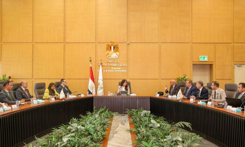 وزيرة الإسكان تلتقي مسئولي «مواصلات مدن مصر» لبحث تطوير منظومة النقل الجماعي بالمدن الجديدة