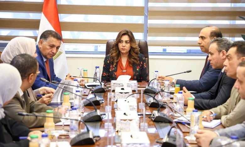 وزيرة التنمية المحلية والبيئة تبحث مع محافظ القليوبية تطوير منظومة الإدارة المتكاملة للمخلفات بالمحافظة