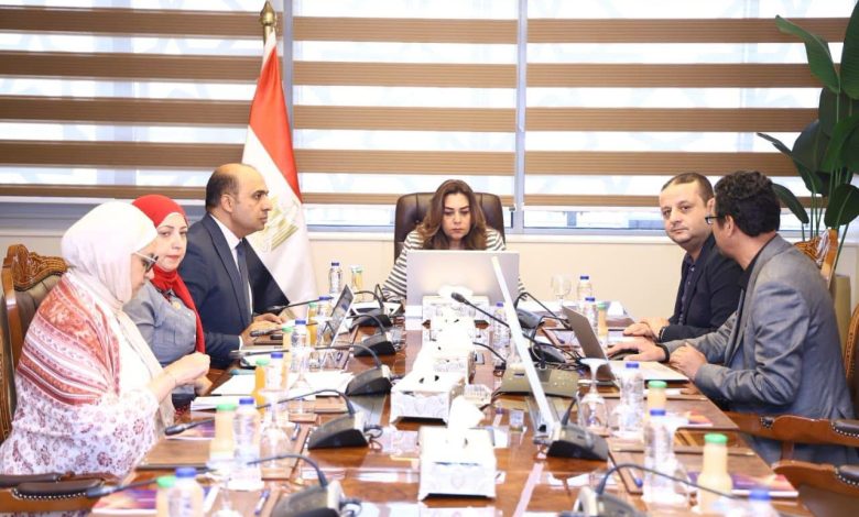 وزيرة التنمية المحلية والبيئة تعقد اجتماعاً لاستعراض مستجدات المنظومة الإلكترونية لتراخيص المخلفات