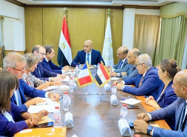 عبد اللطيف يبحث مع السفير الفرنسي سبل مواصلة تعزيز التعاون في مجال التعليم والاستفادة من الخبرات الفرنسية في تطوير منظومة التعليم الفني