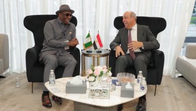 الحفني يلتقي وزير الطيران والفضاء النيجيري لبحث دعم التعاون وتعزيز الربط الجوي بين البلدين