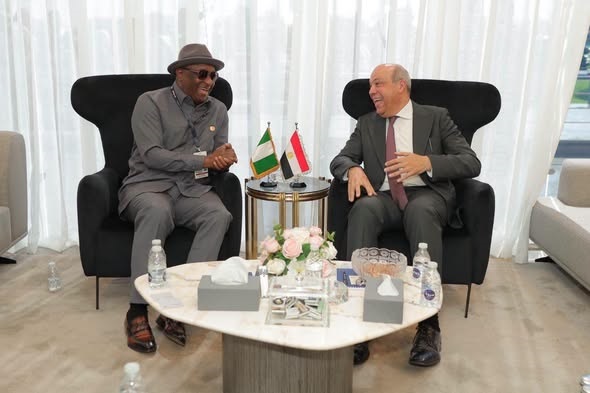 الحفني يلتقي وزير الطيران والفضاء النيجيري لبحث دعم التعاون وتعزيز الربط الجوي بين البلدين