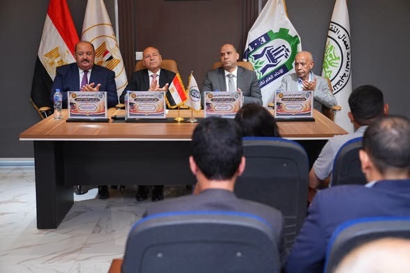 وزير العمل ومحافظ القاهرة يُسلمان شهادات التكريم لأوائل خريجي مركز المطرية للتدريب التطبيقي التكنولوجي