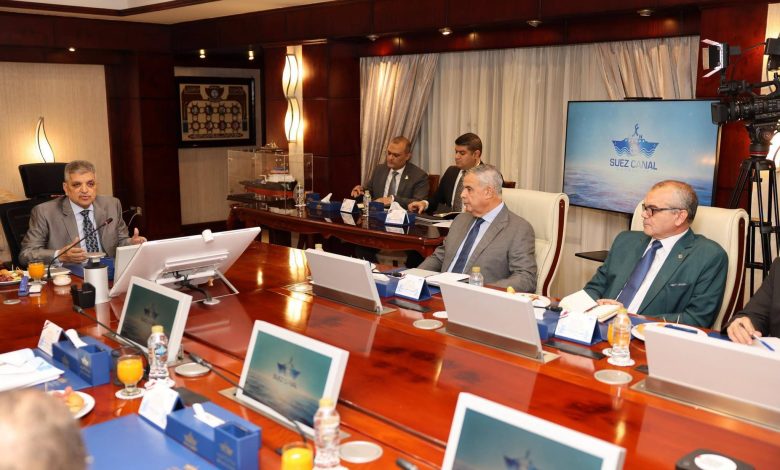 الفريق أسامة ربيع رفع مستوى الجاهزية والاستعداد بمنظومة العمل بالقناة.. والملاحة منتظمة