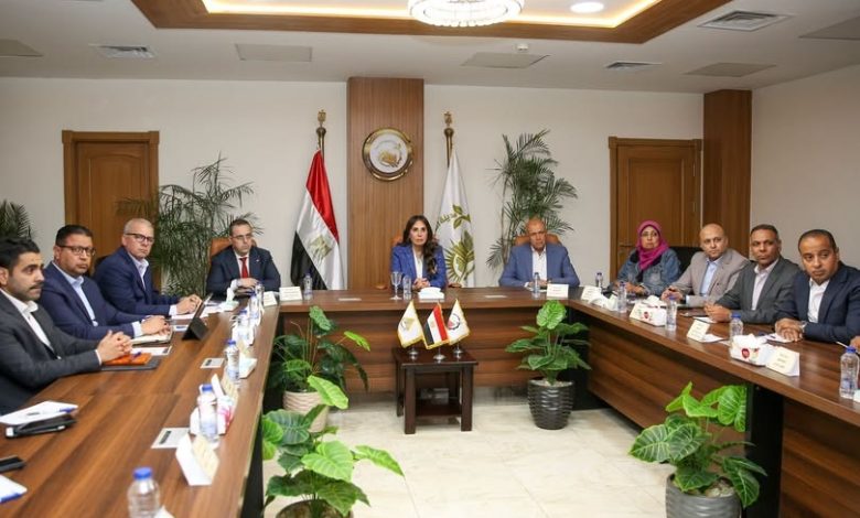 المنشاوي تعقد اجتماعًا لمتابعة مستجدات ملف توفيق الأوضاع بالأراضي المضافة للمدينة والموقف التنفيذي لأعمال المرافق