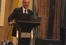 رئيس اتحاد الغرف العربية: السوق العربية لم تُستهدف بشكل كافٍ في البلقان.. وننتقل من التجارة التقليدية إلى سلاسل القيمة الاستراتيجية كتبت فاطمة الدالى أكد الدكتور خالد حنفي، رئيس اتحاد الغرف العربية، أن المرحلة الراهنة التي يشهدها العالم على صعيد التوترات الجيوسياسية فرضت ضرورة إعادة النظر في نماذج سلاسل الإمداد والخدمات اللوجستية، مشدداً على أن المعيار لم يعد الكفاءة من حيث التكلفة والوقت فقط، بل أصبحت الموثوقية والقدرة على ضمان وصول الإمدادات في النهاية هي الأهم. وقال حنفي، خلال كلمته في فعالية لتعزيز التعاون الاقتصادي العربي الأوروبي، إن نموذج سلاسل الإمداد الطويلة بدأ يتغير ليتجزأ إلى سلاسل إمداد أقصر وأكثر تعدداً، وهو ما دفع في كل أنحاء العالم إلى التوجه نحو إنشاء شبكات متعددة من الممرات التجارية، مشيراً إلى أن اتحاد الغرف العربية استشعر هذا التحول مبكراً واتجه نحو تعزيز التعاون مع دول البلقان، والتي تضم مع جزء من تركيا نحو 12 دولة تمتلك إمكانات جغرافية وموارد وأسواق واعدة. وأوضح رئيس اتحاد الغرف العربية أن الإمكانات الكامنة بين الجانبين موجودة لكنها غير مفعلة، مثل أيقونة غير نشطة على جهاز كمبيوتر، وأن تفعيلها يحتاج إلى آليات حماية وتسهيل، وهو ما طرحه الاتحاد من خلال ركيزتين أساسيتين. وأشار إلى أن الركيزة الأولى هي منصة "المُجمّع - Aggregator"، وهي كيان ذكي يعمل بتقنيات الذكاء الاصطناعي لربط الشركات الصغيرة والمتوسطة في الدول العربية ودول البلقان، حيث يقوم بدراسة إمكانات كل جانب وإجراء عملية مطابقة ذكية للفرص وأنواع السلع والخدمات، بما يشمل خدمات سلسلة الإمداد كاملة من النقل والشحن والتأمين، موضحاً أن الفكرة تقوم على تجميع الكيانات الصغيرة في كيان واحد كبير يتعامل مع الأسواق الخارجية بقوة تفاوضية أكبر، حتى أن الحاوية الواحدة يمكن تقسيمها بين اثنين أو ثلاثة مشترين. وأضاف أن النموذج المقترح ليس نموذج تجارة تقليدي خطي يستهدف زيادة حجم التبادل بنسبة 10% أو 50%، بل هو نموذج لسلاسل قيمة استراتيجية يهدف إلى استغلال القدرات الموجودة لدى الطرفين لاستهداف أسواق ثالثة في أفريقيا وحوض المتوسط وآسيا والاتحاد الأوروبي، من خلال أنشطة ذات قيمة مضافة. وأشار إلى أن الركيزة الثانية هي "جواز السفر - Passport" التجاري، وهو آلية لتأمين التعاملات بين الأطراف المختلفة، خاصة الشركات الصغيرة التي لا تستطيع تقييم مخاطر الشريك الخارجي، حيث يتيح للمشترك معرفة ما إذا كان الشريك المحتمل موثوقاً ومسجلاً، وما هي القواعد واللوائح والوقت المطلوب وطبيعة الشركات المنخرطة في العمل. وأكد حنفي أن انطلاق المبادرة اليوم بمشاركة أكثر من 25 شركة، إلى جانب ممثلي الغرف التجارية والمنظمات الدولية والسفراء، هو رسالة جدية بأن العمل بدأ ولن يتوقف، وأن منطقة البلقان شريك جاد، لافتاً إلى زياراته ولقاءاته مع كبار المسؤولين ومجتمع الأعمال هناك، وما لمسه من ترحيب وانفتاح كبير وإمكانات هائلة في مجالات الاستثمار والضرائب وتيسير الأعمال، فضلاً عن كونها بوابة لدخول السوق الأوروبية. واختتم رئيس اتحاد الغرف العربية كلمته بالتأكيد على أن السوق العربية المكونة من 22 دولة ليست سوقاً واحدة بل تضم 3 إلى 4 قطاعات متنوعة، فمنها دول تتمتع بوفرة في الموارد المالية، وأخرى غنية بالكفاءات الشابة، ودول غنية بالموارد الطبيعية، ومجموعة كاملة تمتلك إمكانات ضخمة لإعادة الإعمار، داعياً إلى إعادة النظر في فهم السوق العربية وتطوير استراتيجيات تجارية جديدة تركز على القيمة المضافة بدلاً من النموذج التقليدي، مؤكداً أن هناك فرصاً كبيرة غير مستغلة تحقق مبدأ الفوز للطرفين