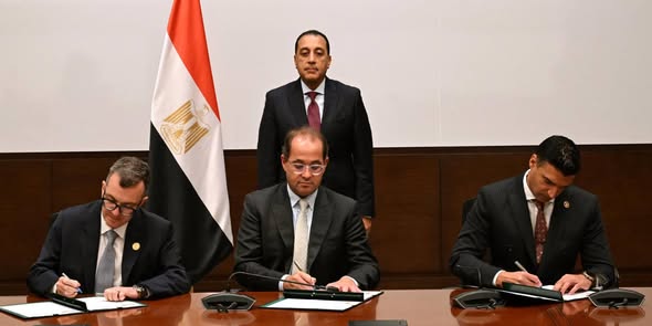 رئيس الوزراء يشهد توقيع اتفاقية تسوية المديونية التاريخية المستحقة لبنك الاستثمار القومي لدى الهيئة العامة لتنفيذ المشروعات الصناعية