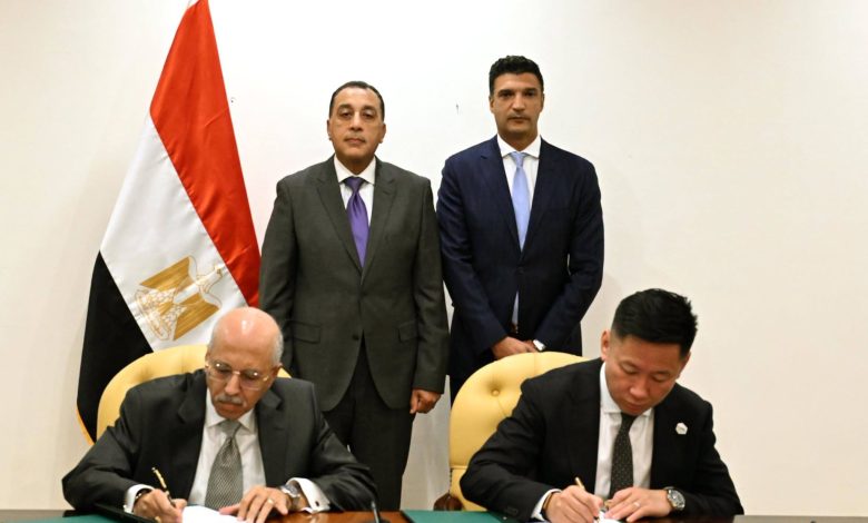 رئيس الوزراء يشهد مراسم توقيع عقد إنشاء مصنع لإنتاج البطاريات الكهربائية بمختلف أنواعها