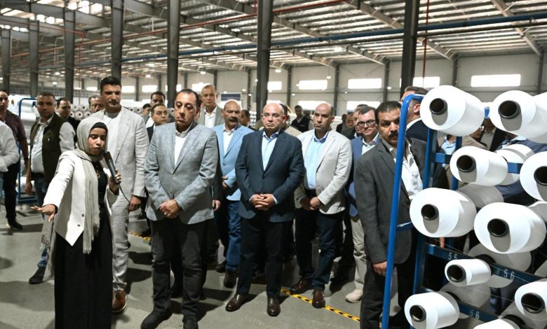 رئيس الوزراء يفتتح مصنع "أف تكس الدولية المحدودة" لإنتاج خيوط البوليستر