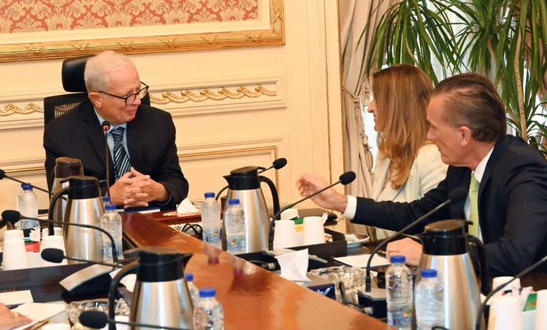 نائب رئيس الوزراء للشؤون الاقتصادية يستقبل وفدًا من مجموعة إنتيسا سان باولو الإيطالية لبحث تعزيز التعاون