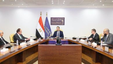 وزير الاتصالات يبحث مع وفد جمعية رجال الأعمال المصريين فرص الاستثمار في صناعة التعهيد ويستعرض مشروعات التحول الرقمي