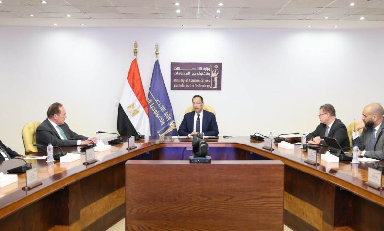 وزير الاتصالات يبحث مع وفد جمعية رجال الأعمال المصريين فرص الاستثمار في صناعة التعهيد ويستعرض مشروعات التحول الرقمي