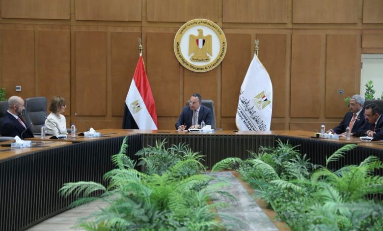 وزير التعليم العالي والقائم بعمل وزير الثقافة يبحث تعزيز التعاون مع شركة فيليبس