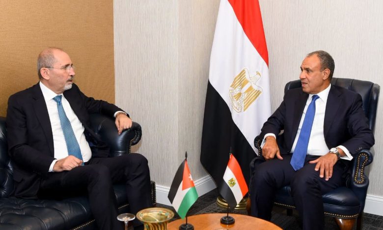 وزير الخارجية ونظيره الأردني يبحثان تعزيز العلاقات الثنائية والتطورات الإقليمية